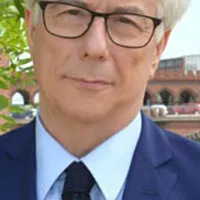 Foto: Ken Follett official website. Original uploader was JuergenL at de.wikipedia · CC BY-SA 3.0 · Wikimedia Commons